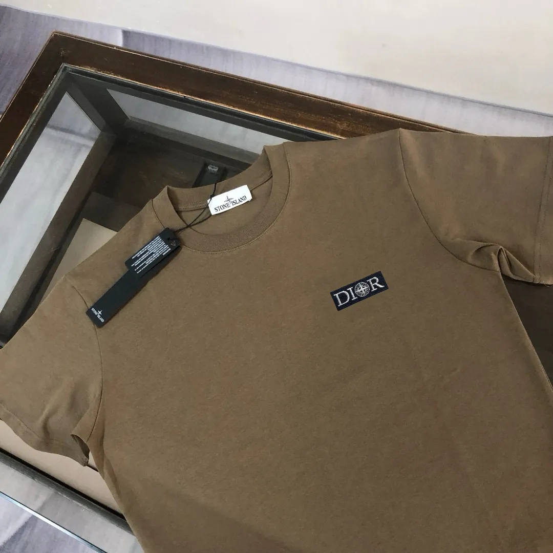 P150 A⭐️Stone Island Latest Couple Style Round Neck Short Sleeve Couple T-shirt ~ Spring and Summer New Product High Quality 🔥🔥Customized Unique Compass Logo Embroidery Logo Embellishment ~ Fashionable and Versatile Trendy Style Customized Imported Fabrics! Comfortable to wear, breathable, fashionable without losing personality, the upper body is casual and casual, handsome and stylish, showing the temperament of a big brand. All three standards are complete! ! Color: Black White Dark Gray Brown Size: SMLXLXXL